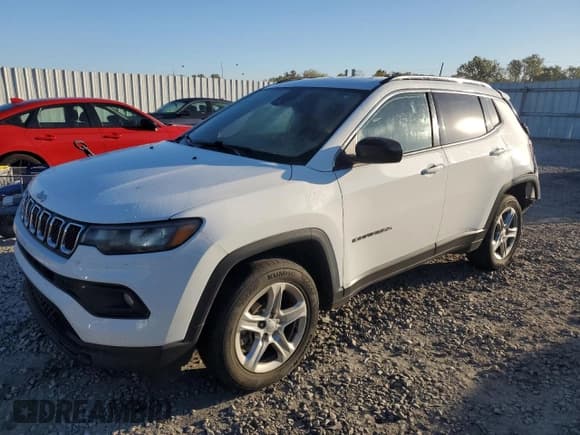 ✅ 2023 Jeep Compass Altitude • VIN: 3C4NJDBN2PT522869 • Lot: 86997995. Wystawiony na Copart z przebiegiem 106 053 mil. Bezpłatny archiwum sprzedaży aukcyjnych z USA i szczegółowy raport historii pojazdu na DreamBid. Zdjęcie 1.