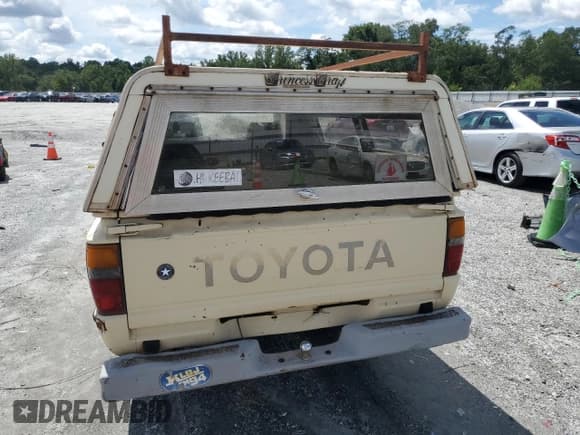 ✅ 1986 Toyota Pickup • VIN: JT4RN50R0G0203338 • Lot: 69063465. Wystawiony na Copart z przebiegiem 175 801 mil. Bezpłatny archiwum sprzedaży aukcyjnych z USA i szczegółowy raport historii pojazdu na DreamBid. Zdjęcie 6.