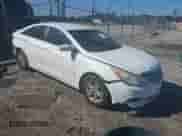 2013 Hyundai Sonata GLS z VIN 5NPEB4ACXDH626616, wystawiony jako IAAI lot #43473142 z przebiegiem 194 815 mil mil oraz . Historia ofert i sprzedaży dostępna na DreamBid. Obrazek 1.