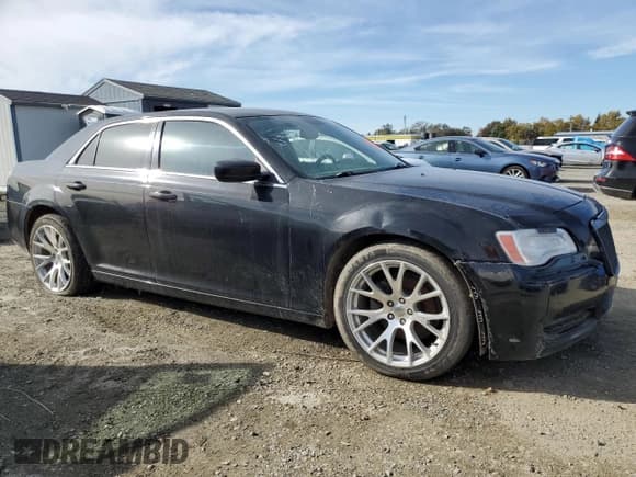 ✅ 2014 Chrysler 300 Uptown Edition • VIN: 2C3CCAAG3EH200075 • Lot: 92132045. Wystawiony na Copart z przebiegiem Nie podano. Bezpłatny archiwum sprzedaży aukcyjnych z USA i szczegółowy raport historii pojazdu na DreamBid. Zdjęcie 4.