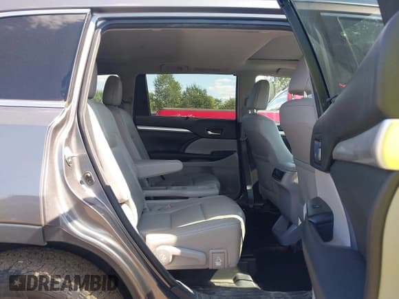 ✅ 2017 Toyota Highlander XLE • VIN: 5TDJZRFH0HS467584 • Лот: 43139016. Опубликован ранее на IAAI с пробегом 81 274 миль. Бесплатный доступ к архиву аукционных продаж из США и подробный отчёт об истории автомобиля на DreamBid. Изображение 8.