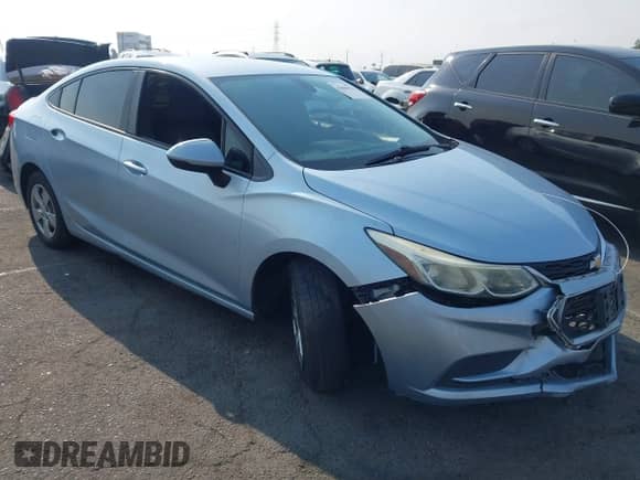 2017 Chevrolet Cruze LS z VIN 3G1BC5SM2HS556000, wystawiony jako IAAI lot #42886010 z przebiegiem Nie podano mil oraz . Historia ofert i sprzedaży dostępna na DreamBid. Obrazek 1.