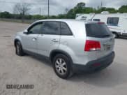 ✅ 2011 Kia Sorento LX • VIN: 5XYKT3A10BG186693 • Lot: 43168944. Wystawiony na IAAI z przebiegiem 293 418 mil. Bezpłatny archiwum sprzedaży aukcyjnych z USA i szczegółowy raport historii pojazdu na DreamBid. Zdjęcie 3.