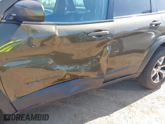 ✅ 2014 Jeep Cherokee Trailhawk • VIN: 1C4PJMBB0EW198617 • Lot: 42572691. Wystawiony na IAAI z przebiegiem 98 491 mil. Bezpłatny archiwum sprzedaży aukcyjnych z USA i szczegółowy raport historii pojazdu na DreamBid. Zdjęcie 6.