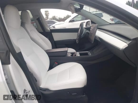 ✅ 2022 Tesla Model Y Long Range • VIN: 7SAYGAEE7NF486066 • Lot: 43666862. Wystawiony na IAAI z przebiegiem 57 624 mil. Bezpłatny archiwum sprzedaży aukcyjnych z USA i szczegółowy raport historii pojazdu na DreamBid. Zdjęcie 5.
