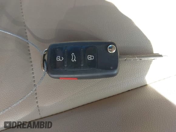 ✅ 2013 Volkswagen Beetle 2.5L • VIN: 3VW5P7AT4DM823775 • Lot: 43365532. Wystawiony na IAAI z przebiegiem 52 632 mil. Bezpłatny archiwum sprzedaży aukcyjnych z USA i szczegółowy raport historii pojazdu na DreamBid. Zdjęcie 11.