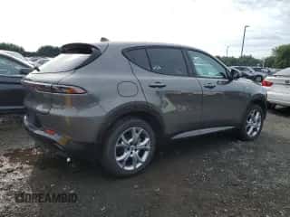 2024 Dodge Hornet R/T z VIN ZACPDFCW4R3A27321, wystawiony jako Copart lot #68890205 z przebiegiem 33 350 mil mil oraz Czysty tytuł • Clean title. Historia ofert i sprzedaży dostępna na DreamBid. Obrazek 3.