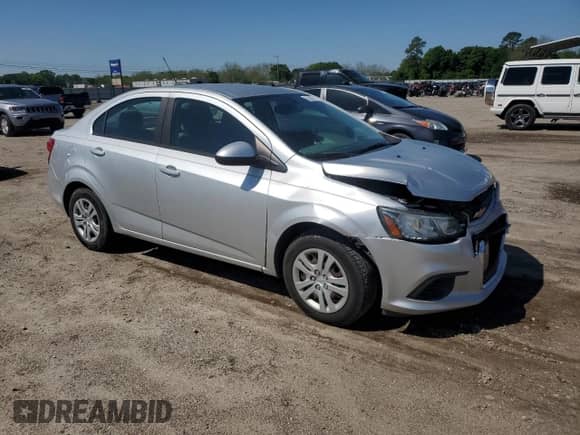 2017 Chevrolet Sonic LS z VIN 1G1JA5SH0H4171085, wystawiony jako Copart lot #52207145 z przebiegiem 26 933 mil mil oraz Szkoda całkowita • Salvage title. Historia ofert i sprzedaży dostępna na DreamBid. Obrazek 4.