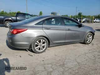 2013 Hyundai Sonata GLS z VIN 5NPEB4AC0DH765427, wystawiony jako Copart lot #64684245 z przebiegiem 121 838 mil mil oraz Szkoda całkowita • Salvage title. Historia ofert i sprzedaży dostępna na DreamBid. Obrazek 3.