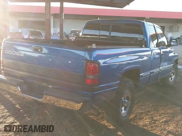 ✅ 1998 Dodge 1500 • VIN: 1B7HC13Z4WJ172187 • Lot: 43825274. Wystawiony na IAAI z przebiegiem 184 337 mil. Bezpłatny archiwum sprzedaży aukcyjnych z USA i szczegółowy raport historii pojazdu na DreamBid. Zdjęcie 4.