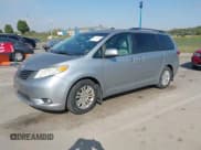 ✅ 2013 Toyota Sienna XLE • VIN: 5TDYK3DC3DS387598 • Lot: 43458952. Wystawiony na IAAI z przebiegiem 324 889 mil. Bezpłatny archiwum sprzedaży aukcyjnych z USA i szczegółowy raport historii pojazdu na DreamBid. Zdjęcie 2.