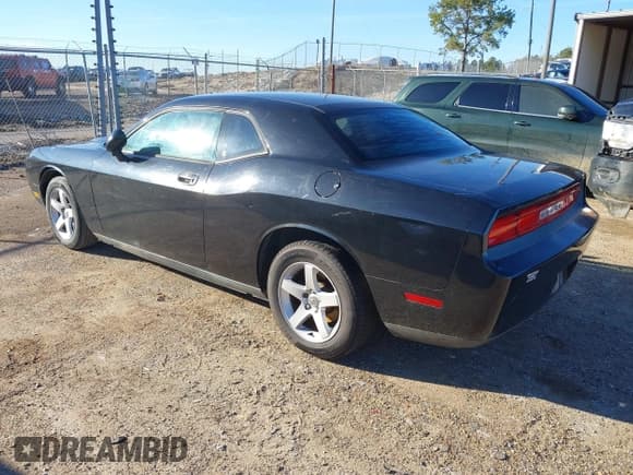 ✅ 2009 Dodge Challenger SE • VIN: 2B3LJ44V29H535946 • Lot: 41578134. Wystawiony na IAAI z przebiegiem 226 865 mil. Bezpłatny archiwum sprzedaży aukcyjnych z USA i szczegółowy raport historii pojazdu na DreamBid. Zdjęcie 3.