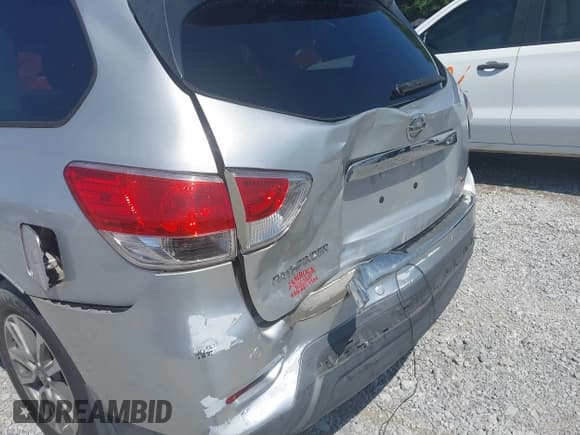 ✅ 2014 Nissan Pathfinder S • VIN: 5N1AR2MNXEC637944 • Lot: 42561097. Listed on IAAI with 137,433 mi. Free auction sales archive from the USA and detailed vehicle history report at DreamBid. Image 6.