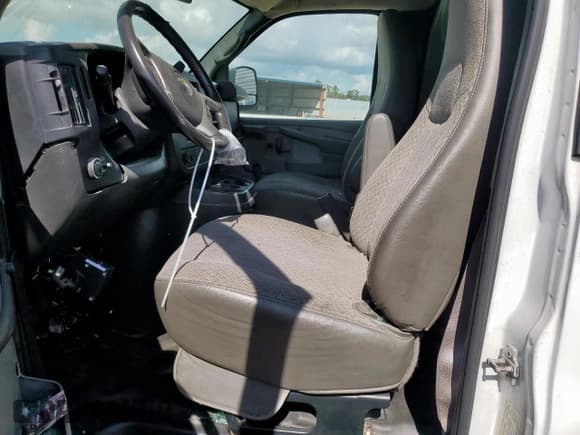 ✅ 2015 Chevrolet Express Cargo • VIN: 1GCWGFCF8F1154130 • Lot: 85589955. Listed on Copart with 101,000 mi. Free auction sales archive from the USA and detailed vehicle history report at DreamBid. Image 7.