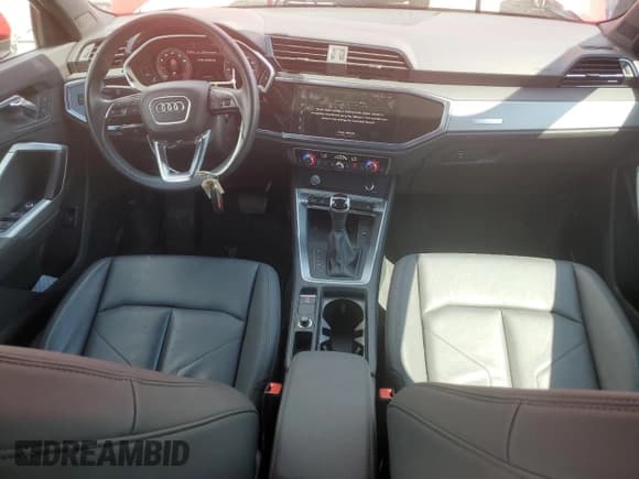 ✅ 2020 Audi Q3 Premium Plus • VIN: WA1BECF38L1058895 • Lot: 68344845. Wystawiony na Copart z przebiegiem 26 471 mil. Bezpłatny archiwum sprzedaży aukcyjnych z USA i szczegółowy raport historii pojazdu na DreamBid. Zdjęcie 8.