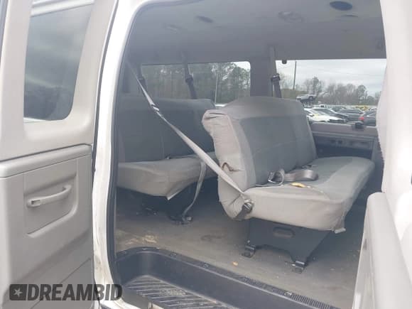 ✅ 2007 Ford Econoline Passenger XL • VIN: 1FBSS31L57DA97586 • Lot: 41716412. Wystawiony na IAAI z przebiegiem 206 233 mil. Bezpłatny archiwum sprzedaży aukcyjnych z USA i szczegółowy raport historii pojazdu na DreamBid. Zdjęcie 8.