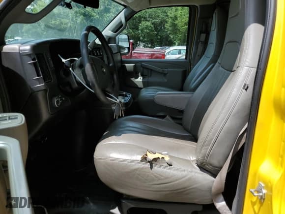 ✅ 2020 Chevrolet Express Cargo • VIN: 1GCWGAFP2L1225311 • Lot: 67406355. Wystawiony na Copart z przebiegiem 87 493 mil. Bezpłatny archiwum sprzedaży aukcyjnych z USA i szczegółowy raport historii pojazdu na DreamBid. Zdjęcie 7.