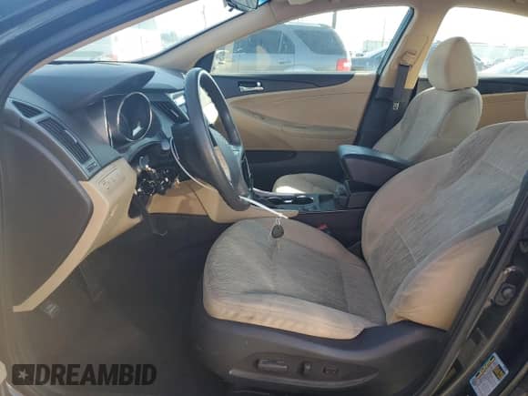 2013 Hyundai Sonata GLS z VIN 5NPEB4AC9DH547972, wystawiony jako Copart lot #82698915 z przebiegiem Nie podano mil oraz Szkoda całkowita • Salvage title. Historia ofert i sprzedaży dostępna na DreamBid. Obrazek 7.