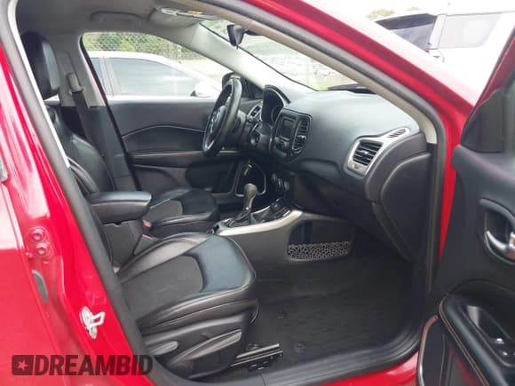 ✅ 2018 Jeep Compass Latitude • VIN: 3C4NJDBB9JT160925 • Lot: 42301928. Wystawiony na IAAI z przebiegiem 327 387 mil. Bezpłatny archiwum sprzedaży aukcyjnych z USA i szczegółowy raport historii pojazdu na DreamBid. Zdjęcie 5.