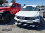 ✅ 2024 Volkswagen Tiguan SE R-Line Black • VIN: 3VVCB7AX1RM064314 • Lot: 41465386. Wystawiony na IAAI z przebiegiem 7 626 mil. Bezpłatny archiwum sprzedaży aukcyjnych z USA i szczegółowy raport historii pojazdu na DreamBid. Zdjęcie 13.