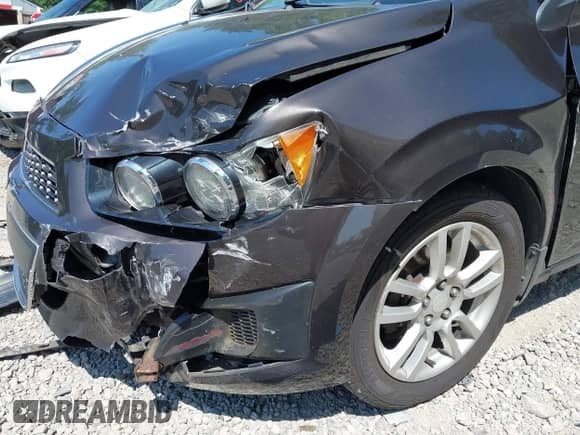 2015 Chevrolet Sonic LT z VIN 1G1JC6SB9F4220101, wystawiony jako IAAI lot #42811257 z przebiegiem 160 507 mil mil oraz . Historia ofert i sprzedaży dostępna na DreamBid. Obrazek 18.