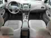 2017 Chevrolet Cruze LT z VIN 1G1BE5SM7H7108263, wystawiony jako Copart lot #90422715 z przebiegiem 108 223 mil mil oraz Czysty tytuł • Clean title. Historia ofert i sprzedaży dostępna na DreamBid. Obrazek 8.