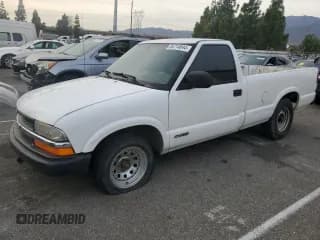 ✅ 1999 Chevrolet S-10 • VIN: 1GCCS14X8X8165133 • Лот: 84714044. Опубликован ранее на Copart с пробегом 254 406 миль. Бесплатный доступ к архиву аукционных продаж из США и подробный отчёт об истории автомобиля на DreamBid. Изображение 1.
