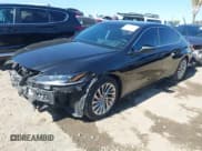 ✅ 2022 Lexus ES 300h Luxury • VIN: 58AEA1C12NU020364 • Lot: 43561724. Wystawiony na IAAI z przebiegiem 157 245 mil. Bezpłatny archiwum sprzedaży aukcyjnych z USA i szczegółowy raport historii pojazdu na DreamBid. Zdjęcie 2.