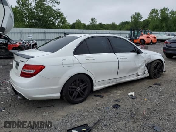 ✅ 2013 Mercedes-Benz C 300 Sport • VIN: WDDGF8AB4DR267712 • Лот: 60232485. Опубликован ранее на Copart с пробегом 56 942 миль. Бесплатный доступ к архиву аукционных продаж из США и подробный отчёт об истории автомобиля на DreamBid. Изображение 3.