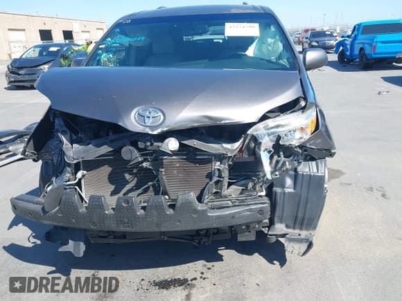 ✅ 2016 Toyota Sienna LE AAS • VIN: 5TDKK3DC3GS759709 • Lot: 42374590. Wystawiony na IAAI z przebiegiem 78 300 mil. Bezpłatny archiwum sprzedaży aukcyjnych z USA i szczegółowy raport historii pojazdu na DreamBid. Zdjęcie 6.