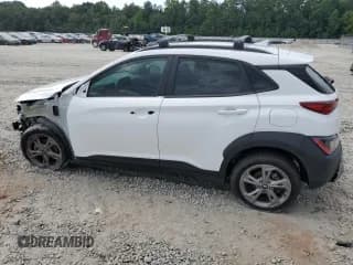 ✅ 2023 Hyundai Kona SEL • VIN: KM8K62AB7PU977704 • Лот: 67752404. Опубликован ранее на Copart с пробегом 29 527 миль. Бесплатный доступ к архиву аукционных продаж из США и подробный отчёт об истории автомобиля на DreamBid. Изображение 2.