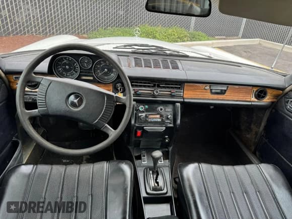 ✅ 1973 Mercedes-Benz 280 • VIN: 11406012019188 • Lot: 68308685. Listed on Copart with 24,639 mi. Free auction sales archive from the USA and detailed vehicle history report at DreamBid. Image 9.