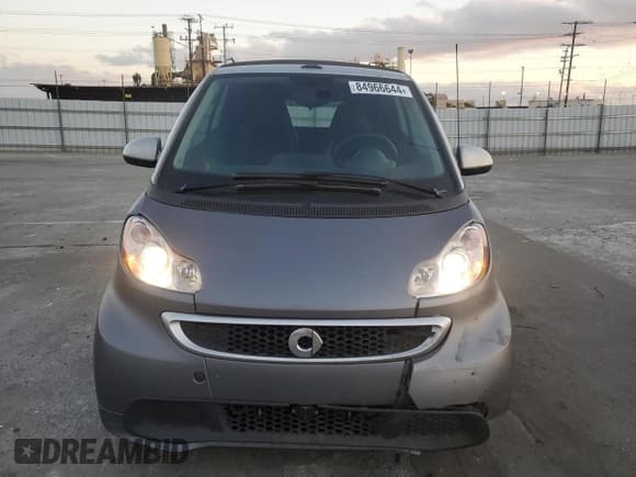 ✅ 2013 Smart fortwo Passion • VIN: WMEEK3BA4DK644622 • Lot: 84966644. Wystawiony na Copart z przebiegiem 78 657 mil. Bezpłatny archiwum sprzedaży aukcyjnych z USA i szczegółowy raport historii pojazdu na DreamBid. Zdjęcie 5.