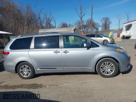 ✅ 2013 Toyota Sienna XLE • VIN: 5TDYK3DC5DS303944 • Lot: 43751073. Wystawiony na IAAI z przebiegiem 124 789 mil. Bezpłatny archiwum sprzedaży aukcyjnych z USA i szczegółowy raport historii pojazdu na DreamBid. Zdjęcie 13.
