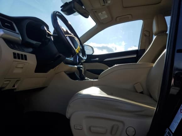 ✅ 2019 Toyota Highlander SE • VIN: 5TDJZRFH9KS589285 • Lot: 90975385. Wystawiony na Copart z przebiegiem 66 402 mil. Bezpłatny archiwum sprzedaży aukcyjnych z USA i szczegółowy raport historii pojazdu na DreamBid. Zdjęcie 7.