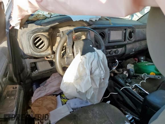 ✅ 2017 Toyota Tacoma SR • VIN: 5TFRX5GN4HX101062 • Лот: 70582325. Опубликован ранее на Copart с пробегом 186 835 миль. Бесплатный доступ к архиву аукционных продаж из США и подробный отчёт об истории автомобиля на DreamBid. Изображение 8.