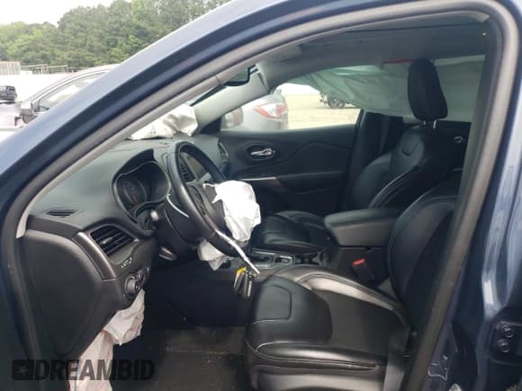 ✅ 2020 Jeep Cherokee Altitude • VIN: 1C4PJMLX0LD512883 • Lot: 61228625. Wystawiony na Copart z przebiegiem 31 088 mil. Bezpłatny archiwum sprzedaży aukcyjnych z USA i szczegółowy raport historii pojazdu na DreamBid. Zdjęcie 7.