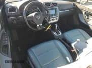 ✅ 2013 Volkswagen Eos Lux • VIN: WVWFW8AH7DV002106 • Lot: 77246174. Wystawiony na Copart z przebiegiem 164 363 mil. Bezpłatny archiwum sprzedaży aukcyjnych z USA i szczegółowy raport historii pojazdu na DreamBid. Zdjęcie 8.