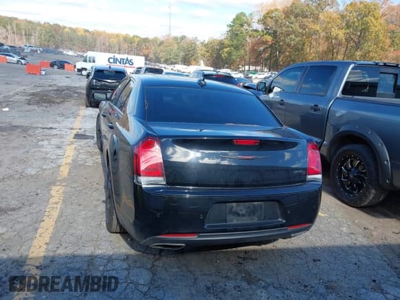 ✅ 2022 Chrysler 300 S • VIN: 2C3CCABG2NH218095 • Lot: 43495716. Wystawiony na IAAI z przebiegiem 103 289 mil. Bezpłatny archiwum sprzedaży aukcyjnych z USA i szczegółowy raport historii pojazdu na DreamBid. Zdjęcie 3.