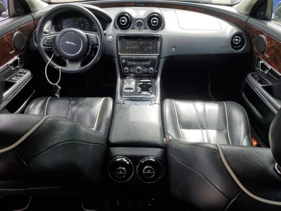 ✅ 2018 Jaguar XJ R-Sport • VIN: SAJWA1C76J8W14271 • Lot: 73777914. Listed on Copart with 124,155 mi. Free auction sales archive from the USA and detailed vehicle history report at DreamBid. Image 8.