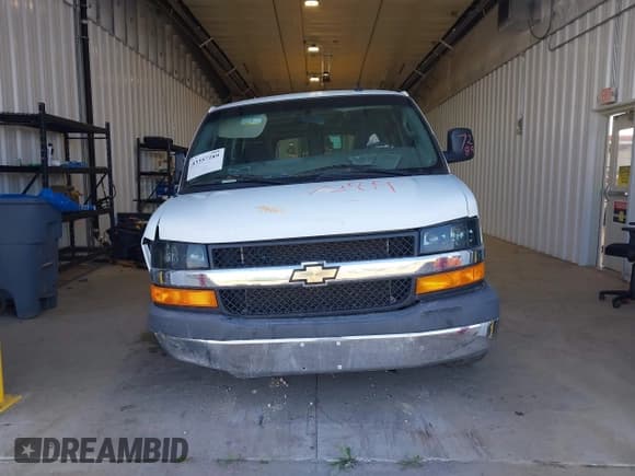 ✅ 2022 Chevrolet Express Cargo • VIN: 1GCWGAFP6N1154973 • Lot: 43357289. Wystawiony na IAAI z przebiegiem 39 106 mil. Bezpłatny archiwum sprzedaży aukcyjnych z USA i szczegółowy raport historii pojazdu na DreamBid. Zdjęcie 13.