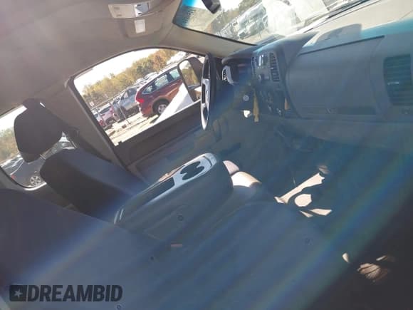 ✅ 2011 Chevrolet Silverado 2500HD Work Truck • VIN: 1GB2CVCG9BZ396373 • Lot: 43598113. Wystawiony na IAAI z przebiegiem 273 698 mil. Bezpłatny archiwum sprzedaży aukcyjnych z USA i szczegółowy raport historii pojazdu na DreamBid. Zdjęcie 5.