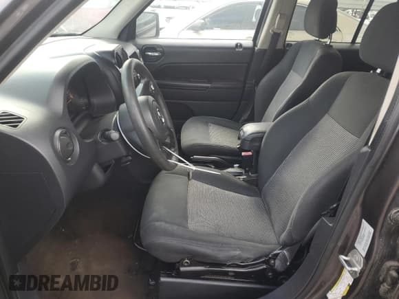 ✅ 2016 Jeep Patriot Sport SE • VIN: 1C4NJPBA1GD527856 • Лот: 92695975. Опубликован ранее на Copart с пробегом 159 749 миль. Бесплатный доступ к архиву аукционных продаж из США и подробный отчёт об истории автомобиля на DreamBid. Изображение 7.