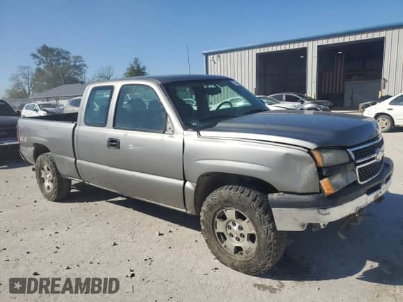 2006 Chevrolet Silverado 1500 LS z VIN 1GCEK19V96Z180314, wystawiony jako Copart lot #74316704 z przebiegiem 304 171 mil mil oraz Szkoda całkowita • Salvage title. Historia ofert i sprzedaży dostępna na DreamBid. Obrazek 4.