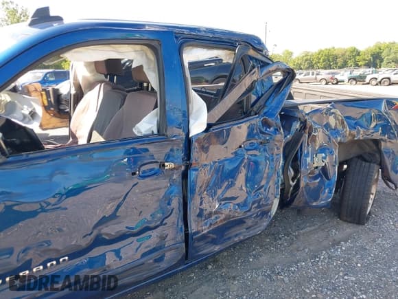 ✅ 2019 Chevrolet Silverado 1500 LT • VIN: 2GCVKPECXK1175049 • Lot: 42763309. Wystawiony na IAAI z przebiegiem 138 069 mil. Bezpłatny archiwum sprzedaży aukcyjnych z USA i szczegółowy raport historii pojazdu na DreamBid. Zdjęcie 6.