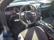 ✅ 2017 Ford Mustang V6 • VIN: 1FA6P8AM2H5275539 • Lot: 90688305. Wystawiony na Copart z przebiegiem 130 736 mil. Bezpłatny archiwum sprzedaży aukcyjnych z USA i szczegółowy raport historii pojazdu na DreamBid. Zdjęcie 8.