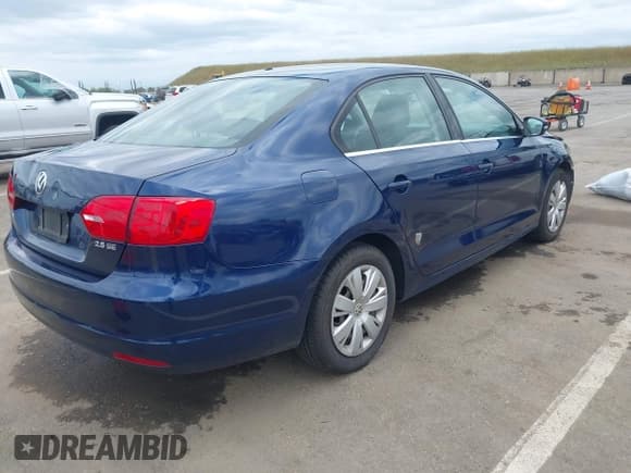 ✅ 2013 Volkswagen Jetta SE • VIN: 3VWDP7AJ0DM223801 • Lot: 42132060. Wystawiony na IAAI z przebiegiem 129 652 mil. Bezpłatny archiwum sprzedaży aukcyjnych z USA i szczegółowy raport historii pojazdu na DreamBid. Zdjęcie 4.
