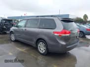 ✅ 2014 Toyota Sienna XLE • VIN: 5TDYK3DC3ES456050 • Lot: 43763287. Wystawiony na IAAI z przebiegiem 62 078 mil. Bezpłatny archiwum sprzedaży aukcyjnych z USA i szczegółowy raport historii pojazdu na DreamBid. Zdjęcie 3.