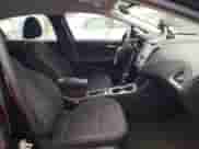 ✅ 2018 Chevrolet Cruze LS • VIN: 1G1BC5SM1J7185867 • Lot: 66072181. Wystawiony na Copart z przebiegiem 71 142 mil mil. Skorzystaj z bezpłatnego archiwum sprzedaży aukcyjnych z USA i zobacz szczegółowy raport historii pojazdu na DreamBid. Zdjęcie 5.