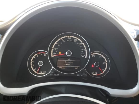 ✅ 2013 Volkswagen Beetle 2.5L • VIN: 3VW5P7AT9DM832472 • Lot: 81891665. Wystawiony na Copart z przebiegiem 59 650 mil. Bezpłatny archiwum sprzedaży aukcyjnych z USA i szczegółowy raport historii pojazdu na DreamBid. Zdjęcie 9.